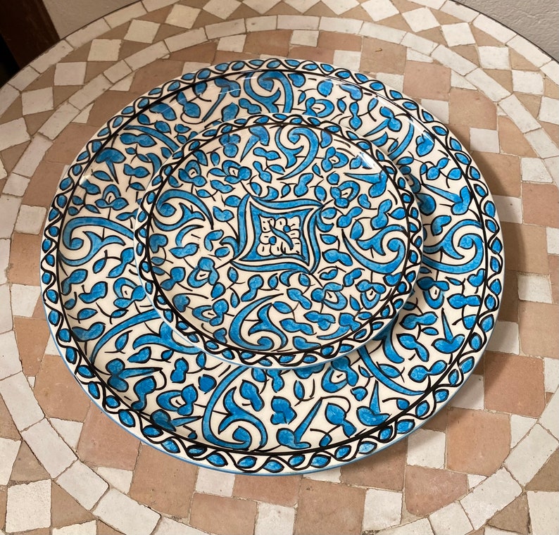 6 Serving plates made of white clay, hand-painted and hand-decorated.